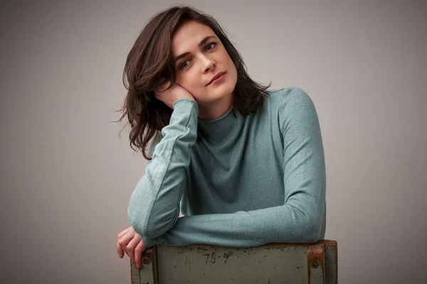 Hermoso retrato sonriente mujer joven estudio — Foto de Stock