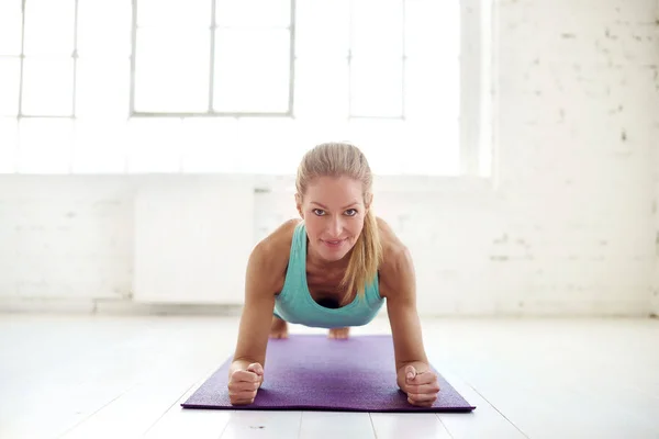 Çekici Orta Yaşlı Kadın Fitness Salonunda Yoga Mat Tahta Egzersizleri — Stok fotoğraf