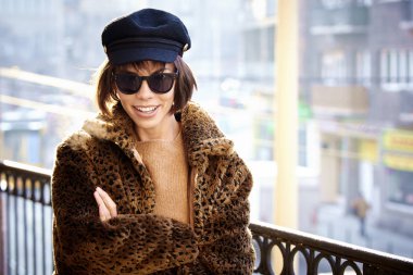 çekici bir kadın açık dikey 