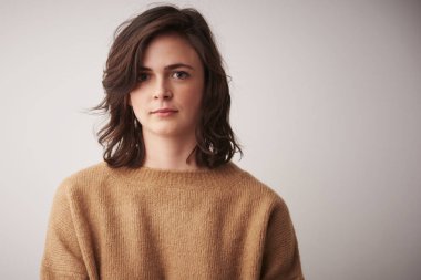 Güzel gülümseyen genç kadın izole portre 