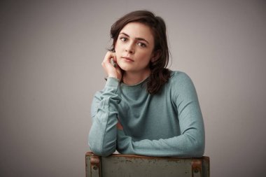 İzole arka planda güzel kadın stüdyo portre gülümseyen