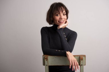 İzole arka planda güzel kadın stüdyo portre gülümseyen