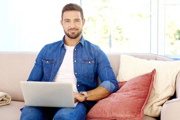 Hombre guapo usando su portátil mientras trabaja desde casa —  Fotos de Stock