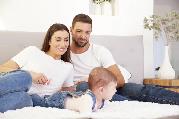 Happy young family relaxing in bad and playing together with the — Stock Photo, Image