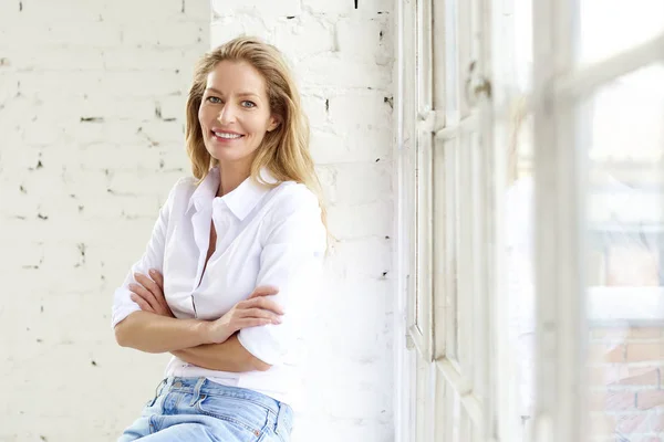 Nahaufnahme Portraitaufnahme Der Schönen Blonden Reifen Frau Die Weißes Hemd — Stockfoto