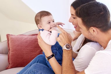 Sevimli bebek kız evde ebeveynleri ile eğlenmek 