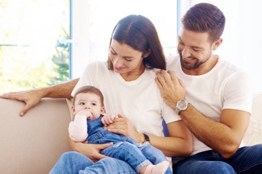 Sevimli bebek kız evde ebeveynleri ile eğlenmek 