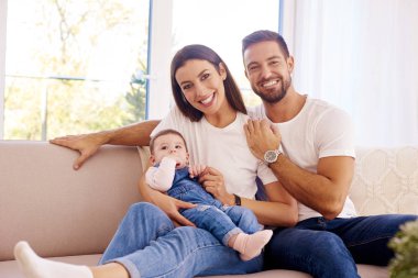 Sevimli bebek kız evde ebeveynleri ile eğlenmek 