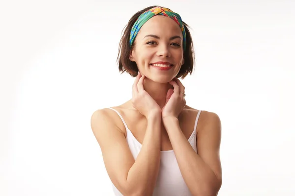 Studioporträt einer jungen Frau mit Stirnband im Turban-Stil — Stockfoto