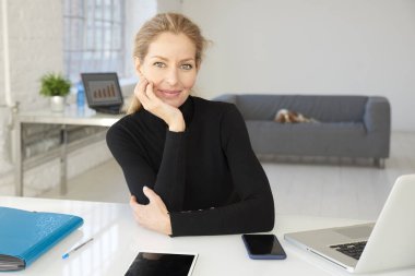 Tuvalet sırasında ofis masasında oturan çekici olgun iş kadını