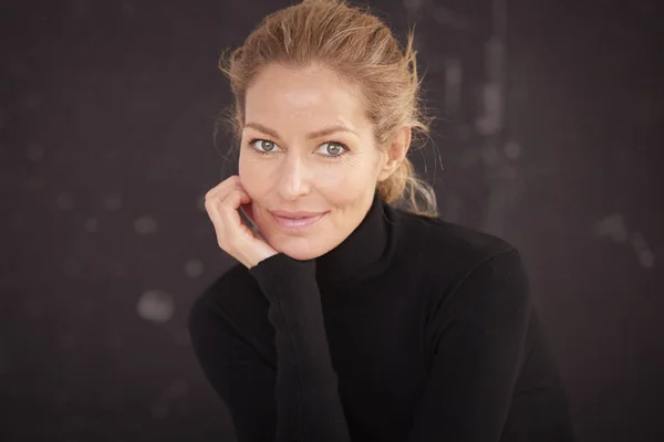 Close-up studio portrait of attractive blond woman in casual clo — Stock Photo, Image