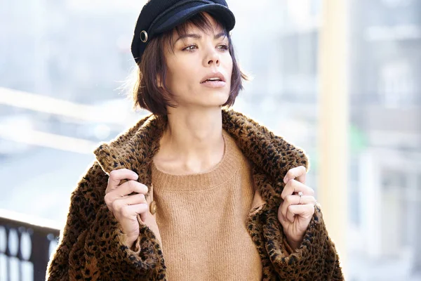 Wanita muda yang menarik mengenakan topi laut dan mantel musim dingin sementara — Stok Foto