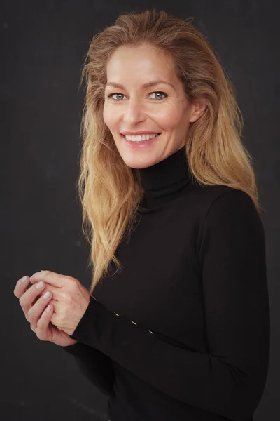 Atractivo retrato de estudio de mujer madura — Foto de Stock