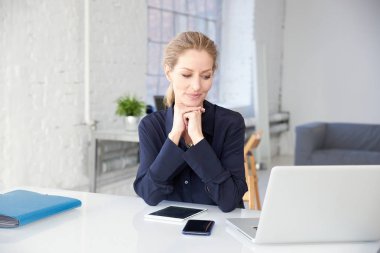 Yönetici iş kadını ofis masasında oturan ve o üzerinde çalışan