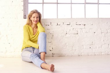 Çekici orta yaşlı kadın katta oturan ve rahatlatıcı