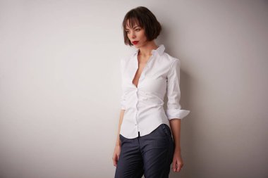 Izole ba ayakta güzel genç kadının Stüdyo portresi