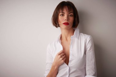 Izole ba ayakta güzel genç kadının Stüdyo portresi
