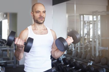 Halter ile Bodybuilder adam egzersiz