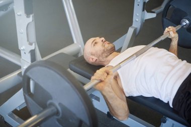 Spor salonunda dumbbell egzersiz ile eğitim