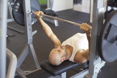 Spor salonunda dumbbell egzersiz ile eğitim