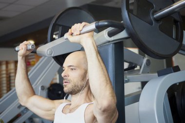 Spor salonunda dumbbell egzersiz ile eğitim