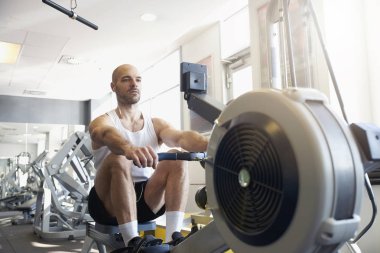 Spor salonunda orta yaşlı adam egzersiz 