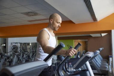 Koşu bandında kardiyo eğitimi yapan adam 