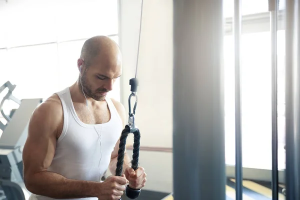 Мужская тренировка среднего возраста в тренажерном зале — стоковое фото