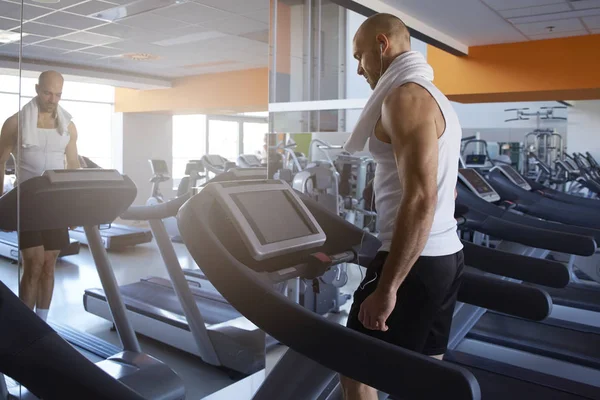 Homem fazendo treinamento cardio em esteira — Fotografia de Stock