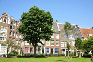 Amsterdam'da eski binalarla park edin