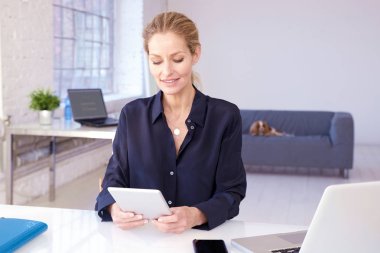 Profesyonel iş kadını dijital tablet üzerinde çalışan Offi