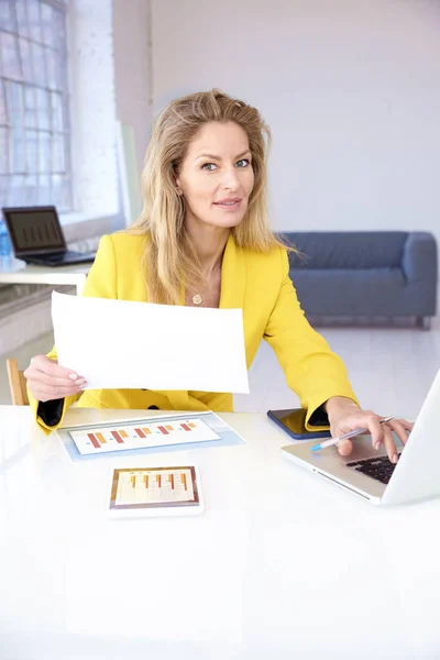 Executiva mulher de negócios madura trabalhando em novo projeto financeiro — Fotografia de Stock