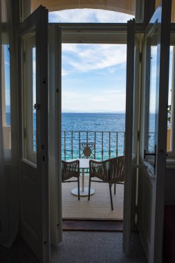 Harika bir deniz manzaralı balkonu olan oda detayları.