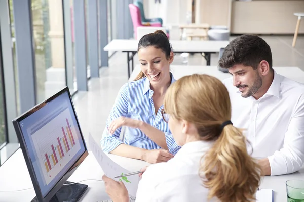 Beleggingsadviseur zakenvrouw en haar cliënten analyseren financiën — Stockfoto