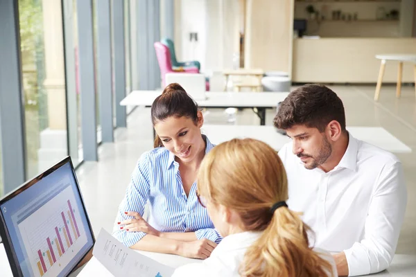 Beleggingsadviseur zakenvrouw en haar cliënten analyseren financiën — Stockfoto