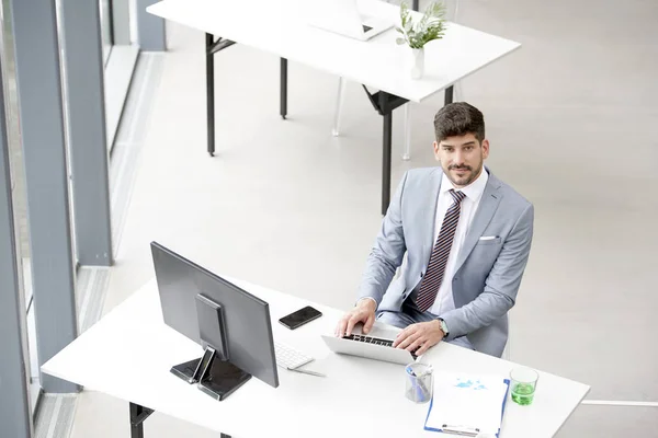 Elegante consultor de investimento empresário usando seu laptop no o — Fotografia de Stock