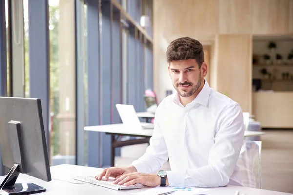 Homem de negócios profissional vestindo camisa enquanto trabalhava no computador — Fotografia de Stock