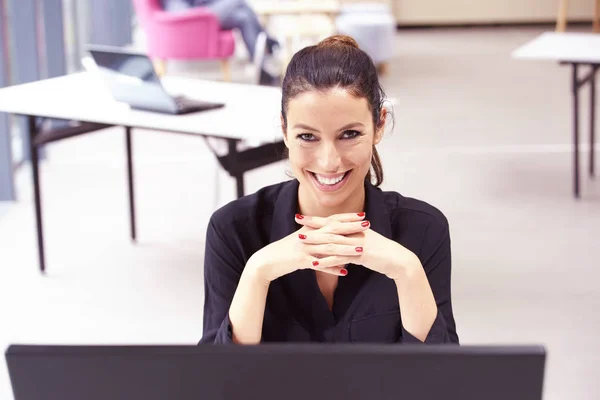 Erfolgreiche, glückliche Geschäftsfrau im Büro und lächelnd in die — Stockfoto