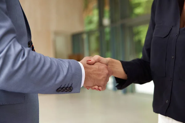 Nahaufnahme Von Geschäftsleuten Die Büro Stehen Und Sich Die Hände — Stockfoto