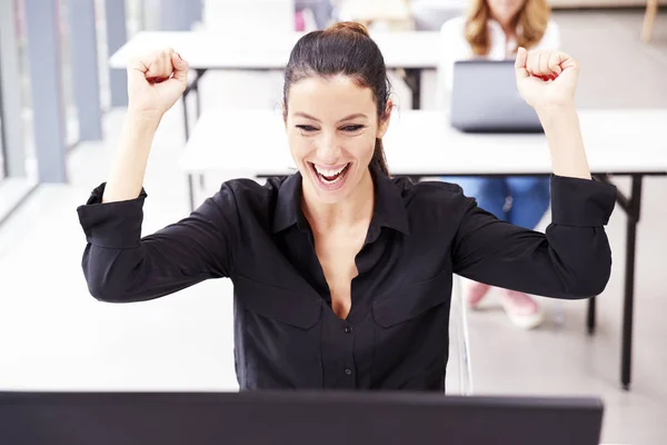 Retrato Feliz Empresaria Levantando Las Manos Sentada Detrás Computadora Oficina — Foto de Stock