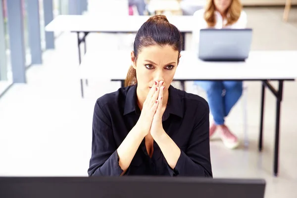 Zakenvrouw Met Geschokte Gezichtsuitdrukking Zittend Aan Bureau Achter Haar Computer — Stockfoto