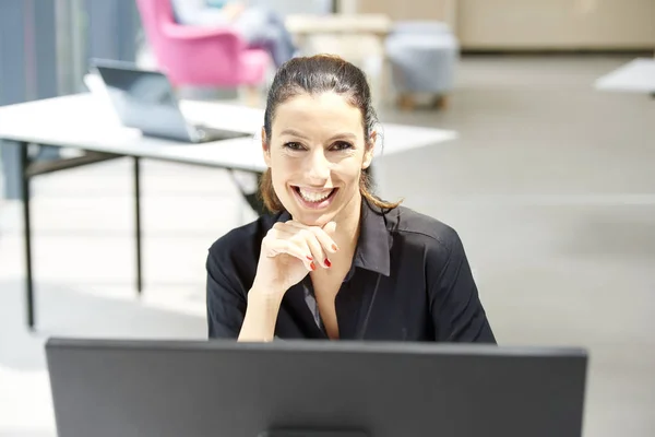 Высокоуровневый Снимок Красивой Деловой Женщины Сидящей Компьютером Рабочим Столом Работающей — стоковое фото