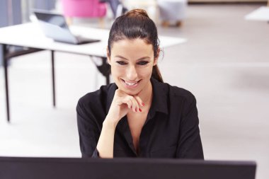 ofiste çalışan iş kadını 