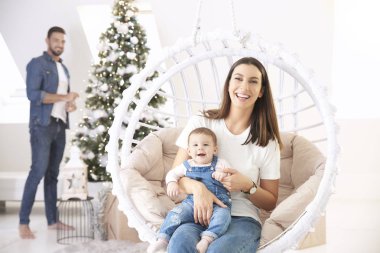 Genç aile Noel 'de evde dinleniyor. 