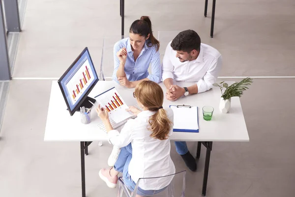 Consultor de investimento e jovem casal consultoria em conjunto — Fotografia de Stock