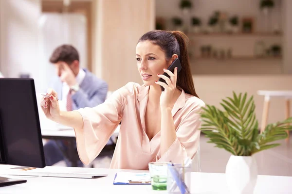 Инвестиционный консультант деловая женщина разговаривает по мобильному телефону — стоковое фото
