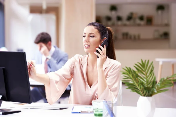 Yatırım danışmanı iş kadını cep telefonuyla konuşuyor. — Stok fotoğraf