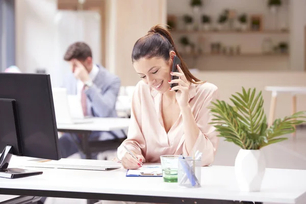 Retrato Mulher Negócios Feliz Conversando Com Alguém Seu Telefone Celular — Fotografia de Stock