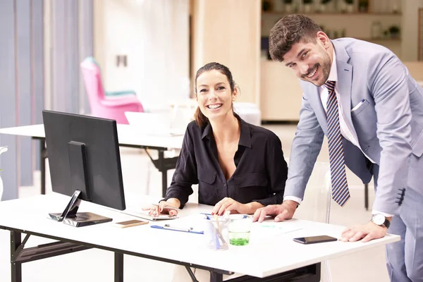 Groupe de gens d'affaires travaillant ensemble au bureau — Photo