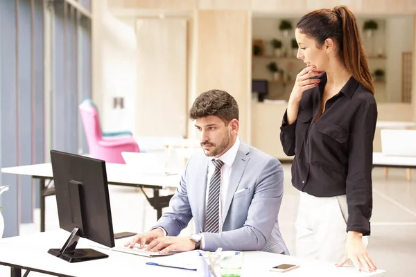 Gruppo di uomini d'affari finanziari che lavorano insieme nei servizi — Foto Stock